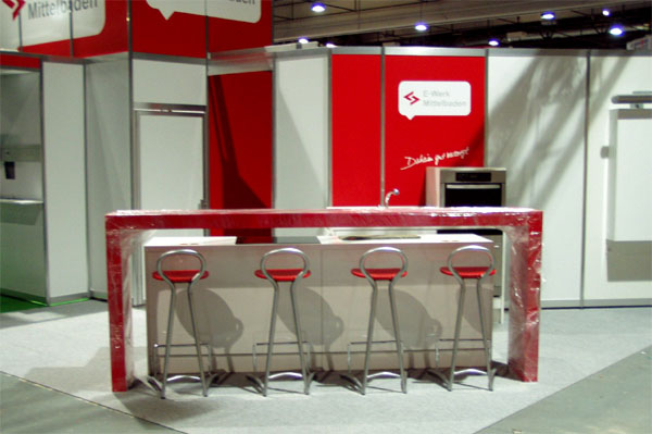 Messestand mit Stellwnden und Beleuchtung und Theke Nagold mit Herd und Thekenbrcke
