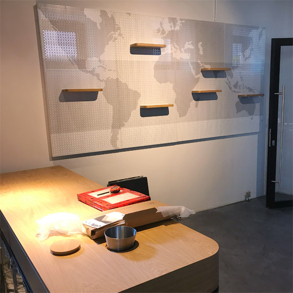 Theke mit Sple, Lochrckwand mit Einhngebden und Digitaldruck