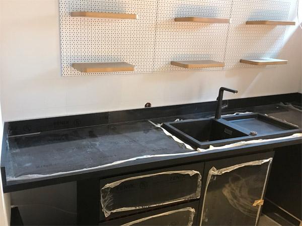 Theke mit Sple, Lochrckwand mit Einhngebden und Digitaldruck