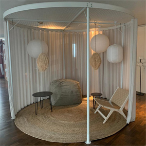 Loungecontainer, Container, Separee, Exklusivbereich, VIP, Kommunikationstheke, Terrazo Optik, Kunststeinplatte, Pagode, Vorhänge