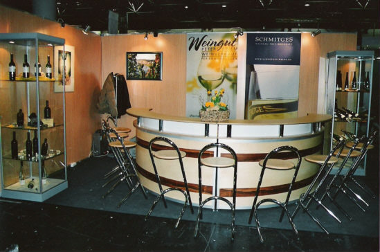 Holzstellwnde Glasvitrinen und Messetheke