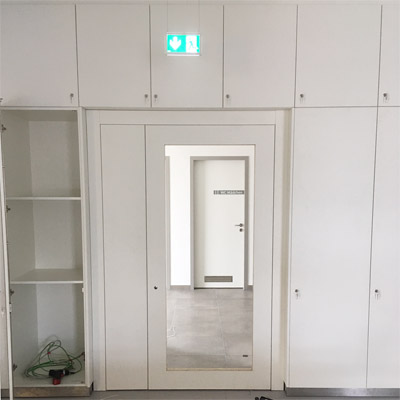 Objekteinrichtung Raumteiler in Schrankbauweise mit Tren