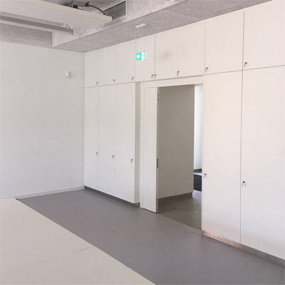 Objekteinrichtung Raumteiler in Schrankbauweise mit Tren