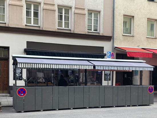 Schanigarten die Oase in der Stadt Konstruktion Transport Aufbau