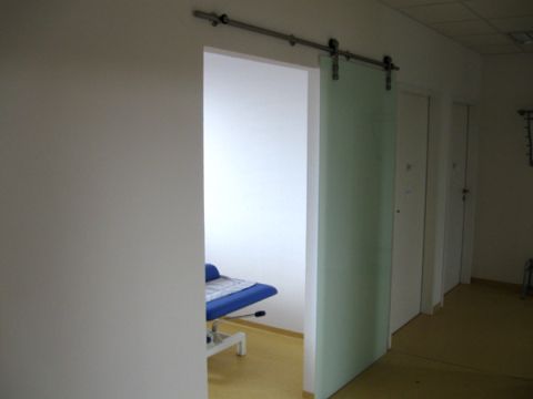 Objekteinrichtung Fitnessstudio mit Empfangstheken, Glasschiebetren, Spinden, Schrnken, Spiegelwand