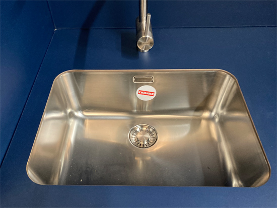 Objekteinrichtung Showkche Vollkernarbeitsplatte, eingefrstes Waschbecken rckseitig verklebt, Mllkipper aus Aluminium, Arbeitsplatte aus Edelstahl mit Kabelausschnitten