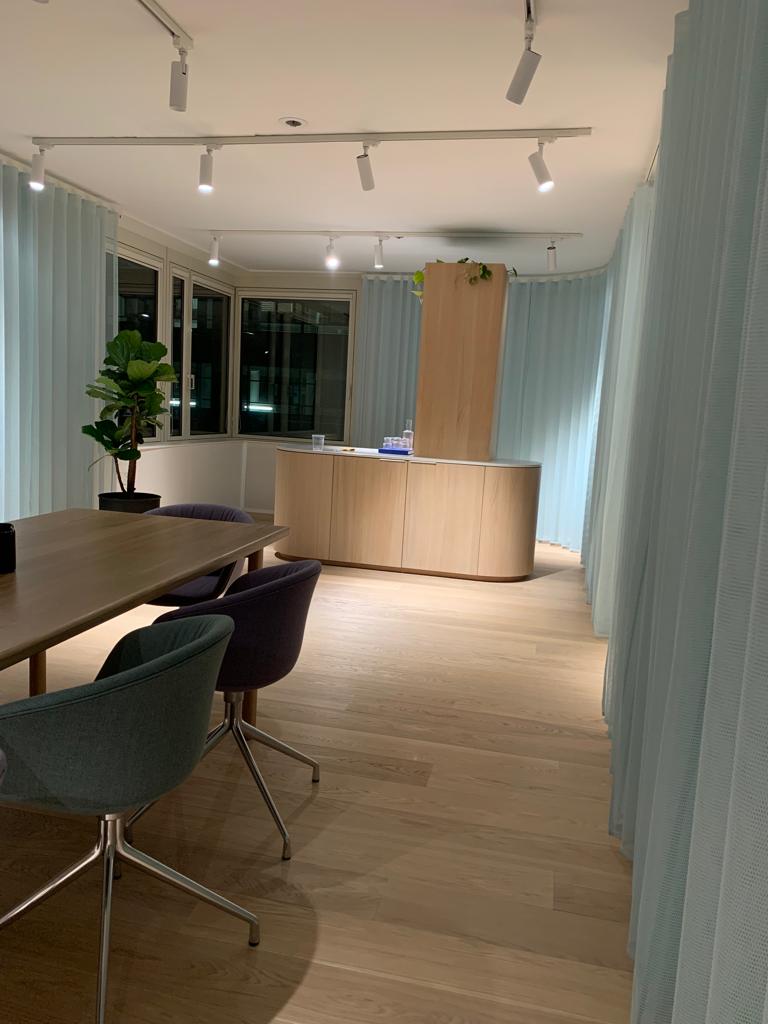 Showroom Böden. Wände, Decken mit Stoff bespannt. In verschieden Themenbereiche unterteilt. Altes Bürogebäude entkernt, Böden aus Gummi, Teppich, Echtholz