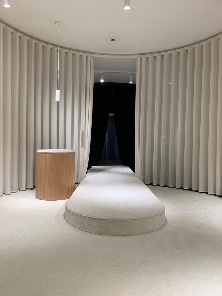 Showroom Böden. Wände, Decken mit Stoff bespannt. In verschieden Themenbereiche unterteilt. Altes Bürogebäude entkernt, Böden aus Gummi, Teppich, Echtholz