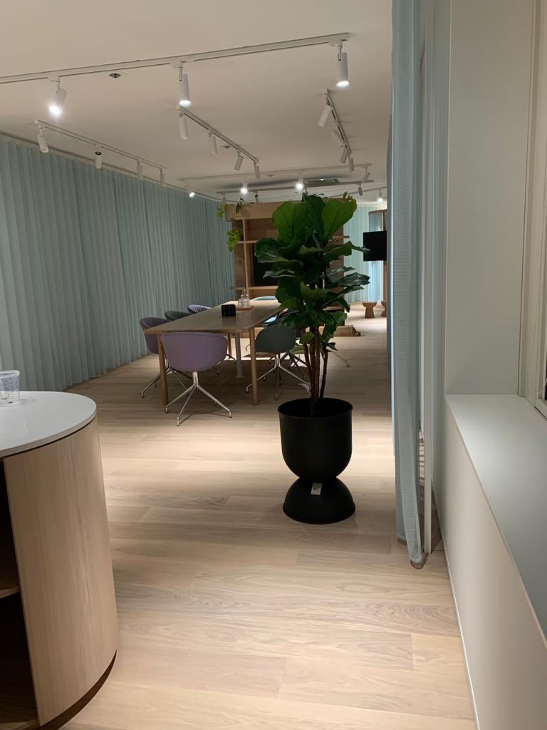 Showroom Böden. Wände, Decken mit Stoff bespannt. In verschieden Themenbereiche unterteilt. Altes Bürogebäude entkernt, Böden aus Gummi, Teppich, Echtholz