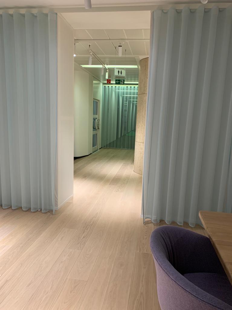 Showroom Böden. Wände, Decken mit Stoff bespannt. In verschieden Themenbereiche unterteilt. Altes Bürogebäude entkernt, Böden aus Gummi, Teppich, Echtholz