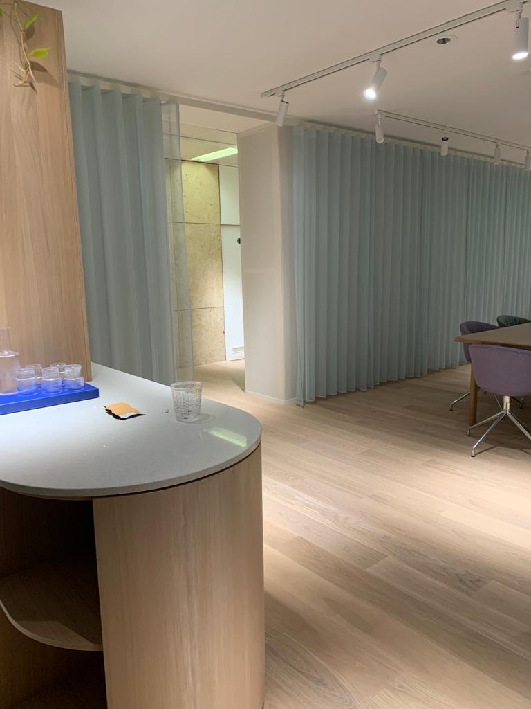 Showroom Böden. Wände, Decken mit Stoff bespannt. In verschieden Themenbereiche unterteilt. Altes Bürogebäude entkernt, Böden aus Gummi, Teppich, Echtholz