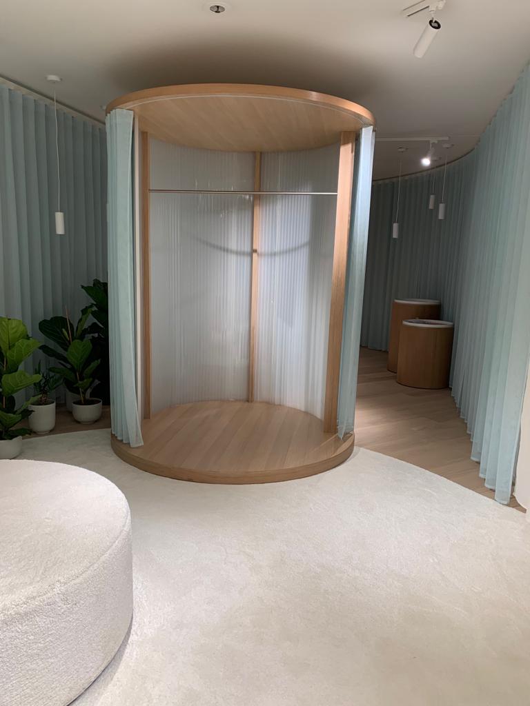 Showroom Böden. Wände, Decken mit Stoff bespannt. In verschieden Themenbereiche unterteilt. Altes Bürogebäude entkernt, Böden aus Gummi, Teppich, Echtholz