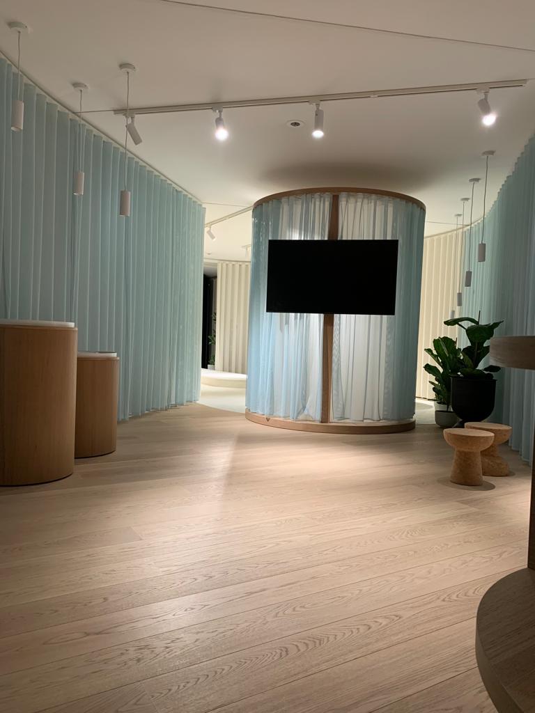 Showroom Böden. Wände, Decken mit Stoff bespannt. In verschieden Themenbereiche unterteilt. Altes Bürogebäude entkernt, Böden aus Gummi, Teppich, Echtholz