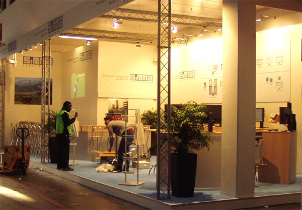 Messestand mit Traversen, Theke, Bestuhlung, Prospektstnder, Strahler