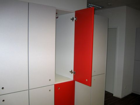 Objekteinrichtung Fitnessstudio mit Empfangstheken, Glasschiebetren, Spinden, Schrnken, Spiegelwand