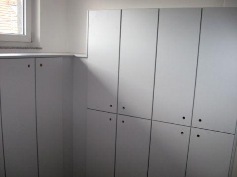 Objekteinrichtung Fitnessstudio mit Empfangstheken, Glasschiebetren, Spinden, Schrnken, Spiegelwand