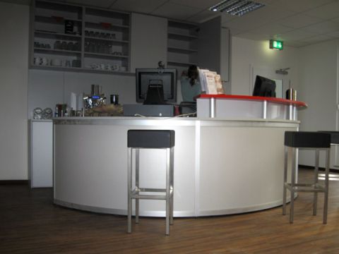 Objekteinrichtung Fitnessstudio mit Empfangstheken, Glasschiebetren, Spinden, Schrnken, Spiegelwand