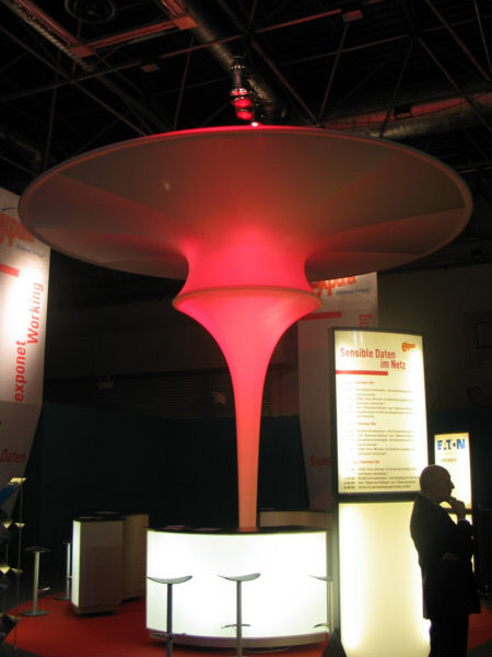 Leuchttheke mit Leuchtpilz und mit bestrahlten Dreiecksflaggen