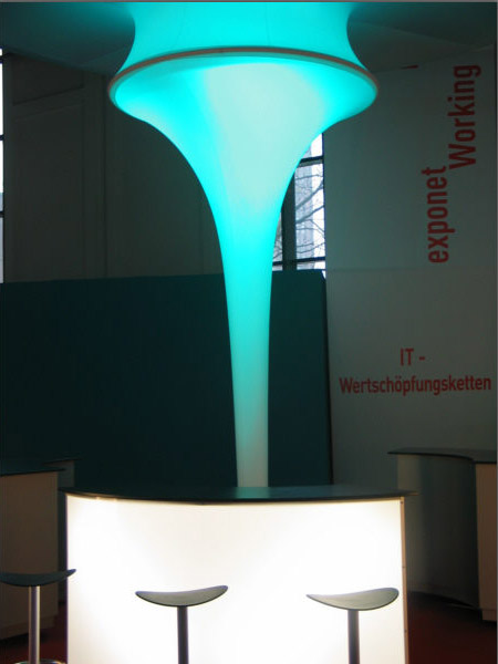 Leuchttheke mit Leuchtpilz und mit bestrahlten Dreiecksflaggen