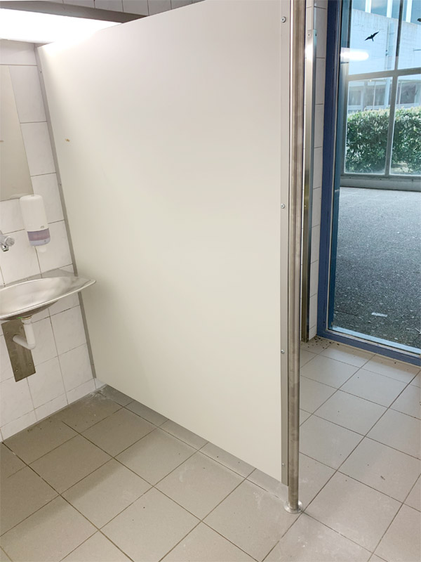 Hygienschutzwand Vollkernplatte Edelstahl verschraubt mit Edelstahlfu fr Toilette