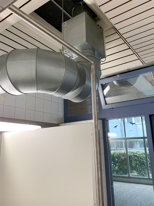 Hygienschutzwand Vollkernplatte Edelstahl verschraubt mit Edelstahlfu fr Toilette