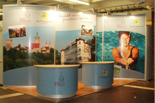 Messestand Bad Wimpfen 2006 gebogene Stellwnde mit Werbedruck und Minitheken