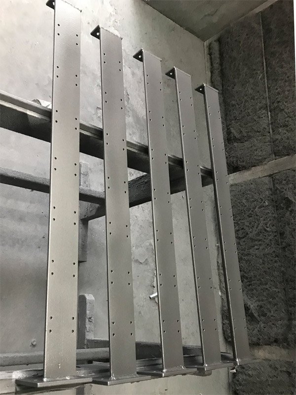 Gartenzaun Stahlkonstruktion mit Holzlamellen und Alurahmen Unterkonstruktion verschweit