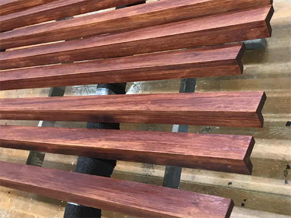 Gartenzaun Stahlkonstruktion mit Holzlamellen und Alurahmen Unterkonstruktion verschweit