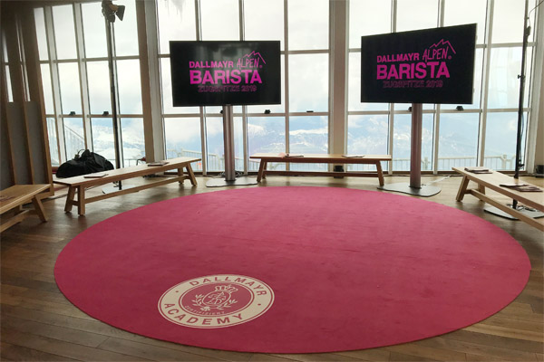 Objekteinrichtung Zugspitze Alpen Barista Verlegte Teppiche, Hocker, Serviceaufsteller und mehr