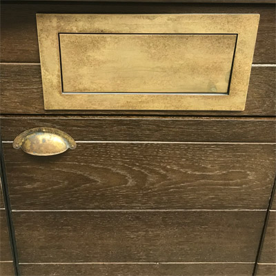 Abwurfklappe Messing im Retrodesign