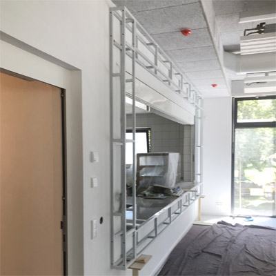 Rahmen für Klappladen in einer Mensa