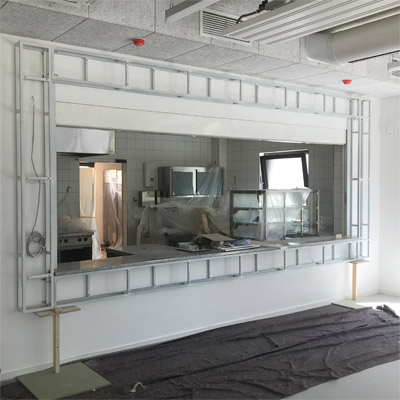 Rahmen für Klappladen in einer Mensa