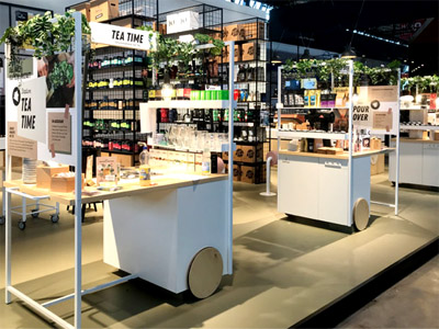 Prsenter in Werkstattwagenoptik Stahlgestell mit Schiebegriffen und Arbeitsplatte mit Holzunterbau