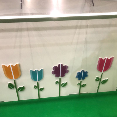 aus Kunststoff gefrsten und bedruckten Blumen