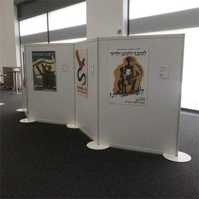 Posterwand Sytemstellwand Galeriewand Galerie System R8 mit Tellerfuß