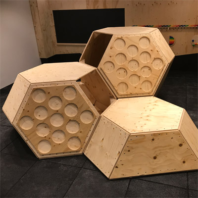 Beleuchtete Silhouette als Wandverkleidung mit integriertem Bildschirm Spieltisch Panorama, Spielinsel, Klimmzugstangen