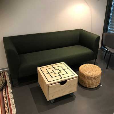 Beleuchtete Silhouette als Wandverkleidung mit integriertem Bildschirm Spieltisch Panorama, Spielinsel, Klimmzugstangen