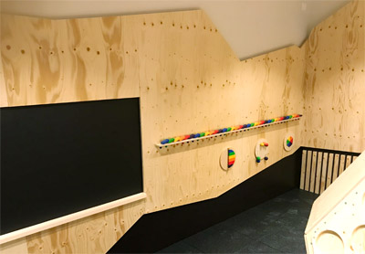 Beleuchtete Silhouette als Wandverkleidung mit integriertem Bildschirm Spieltisch Panorama, Spielinsel, Klimmzugstangen